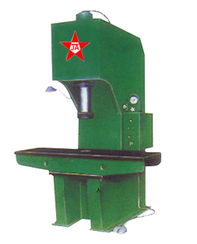 鄭州液壓機優(yōu)秀企業(yè)：專業(yè)制造單柱液壓機的領(lǐng)軍者